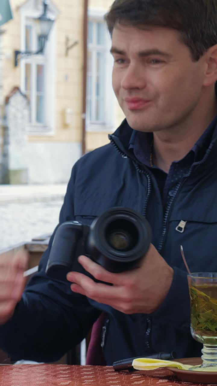 Uomo che scatta foto in una città europea