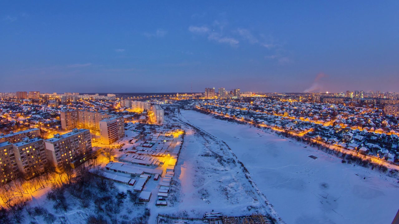 Kharkiv by set ovenfra dag til nat overgang timelapse om vinteren. Luftfoto af byens centrum og boligområder. Ukraine.