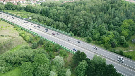 tráfico de autopista en gdynia, polonia en la carretera s6, vista de drone