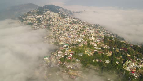 ciudad enclavada en las colinas, envuelta en nubes