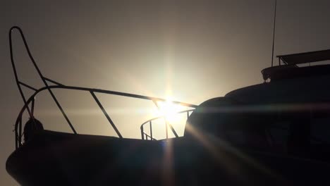 toma giratoria de la proa de un barco al atardecer