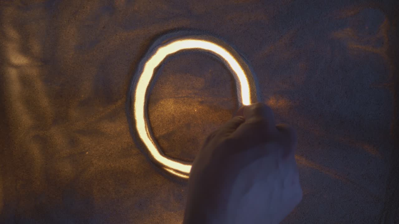 모래 위에 그리는 covid-19 코로나 바이러스