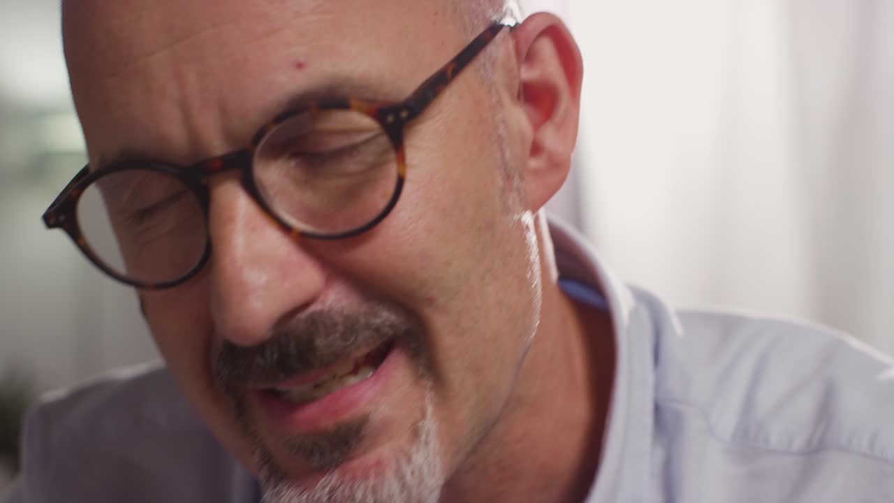 hombre maduro hablando con el consejero sobre un problema general o de salud mental filmado en tiempo real 3