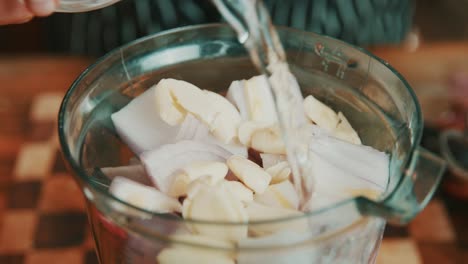 hacer ingredientes de especias cebolla ajo húmedo antes de agregar en molinillo