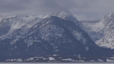 Toma-De-Teleobjetivo-De-Nubes-Que-Oscurecen-Las-Cimas-De-Los-Picos-De-Alta-Montaña-En-El-Oeste-De-Wyoming