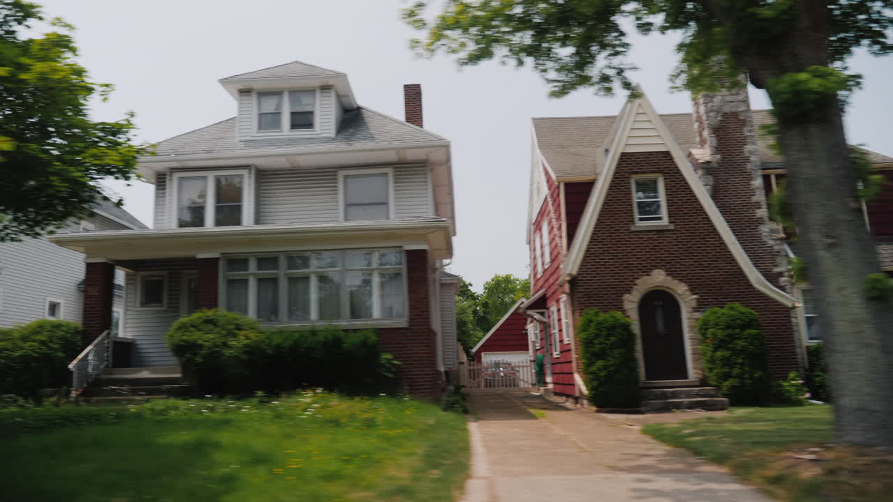 passeio ao longo de um típico bairro americano vista da janela do carro viagem pelos eua