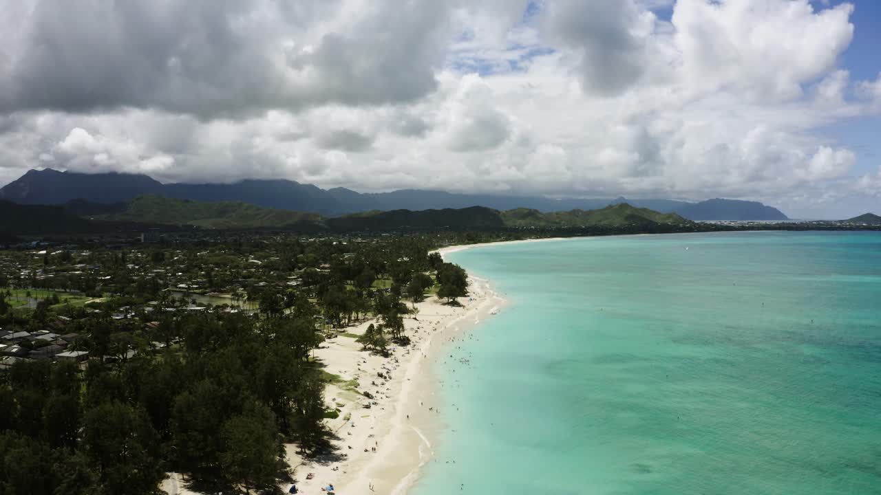tomada de un avión no tripulado de la costa de arena blanca de kailua