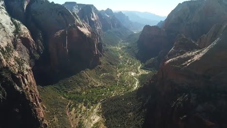 Toma-Aérea-Del-Valle-Y-Las-Montañas-En-Angels-Landing-En-El-Parque-Nacional-Zion,-Estados-Unidos