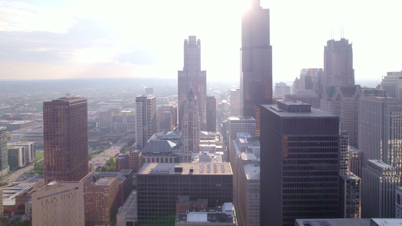 Experimente a atmosfera dinâmica das ruas movimentadas e da linha do horizonte de Chicago através de visuais cativantes de drone.