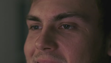 primer plano de la cara de un hombre