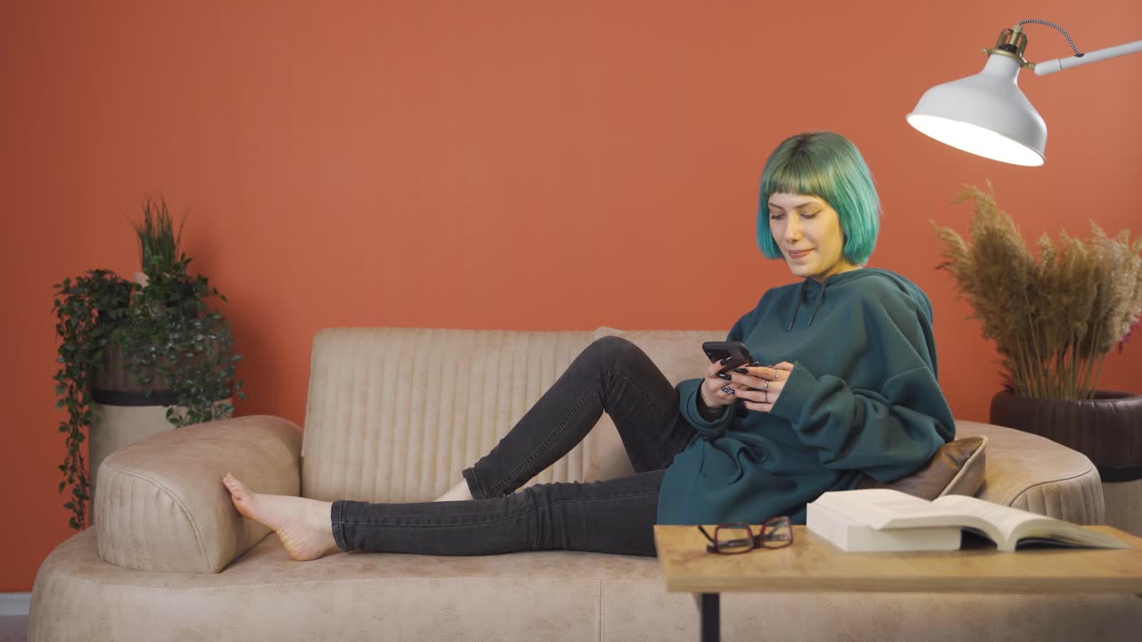 la joven en el teléfono.