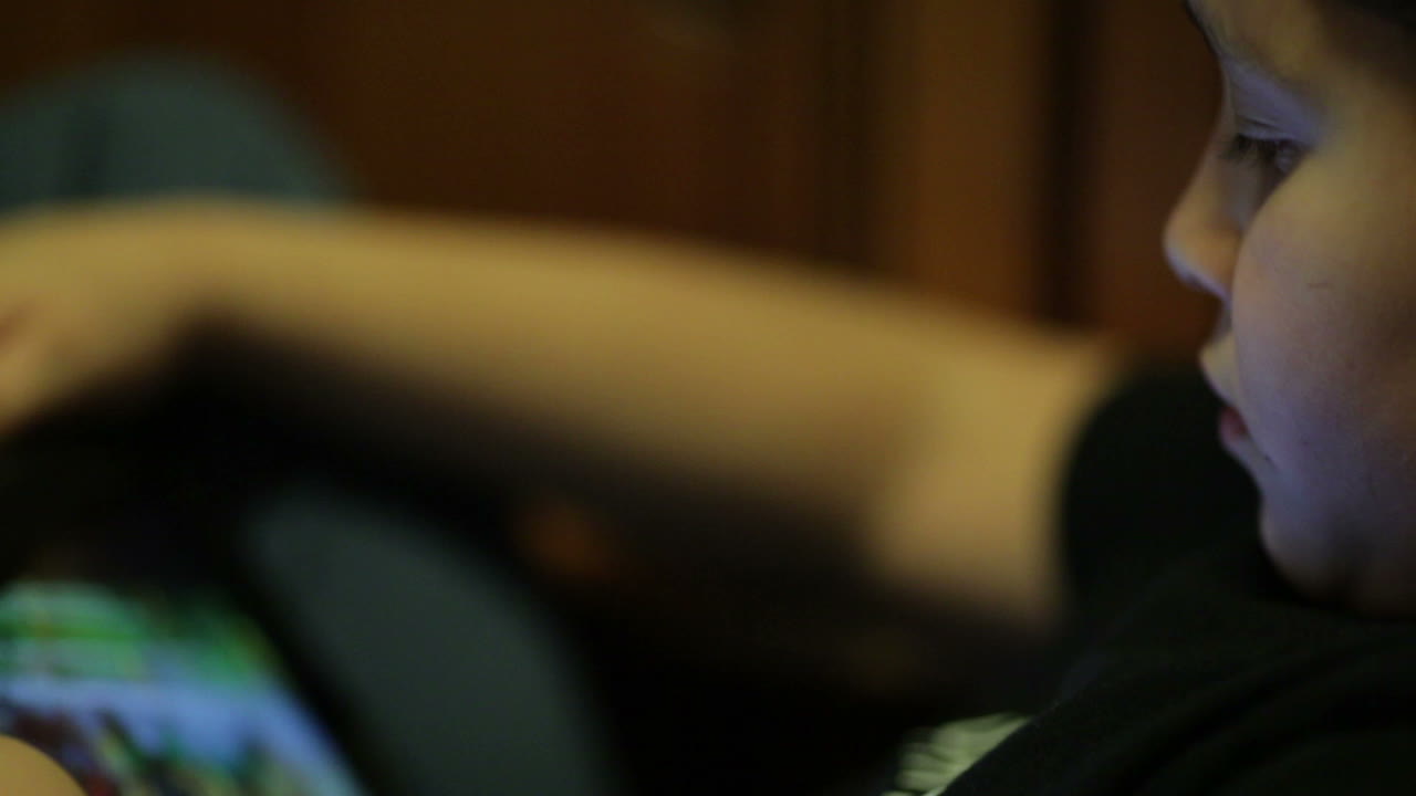 아이가 터치 패드를 사용합니다.