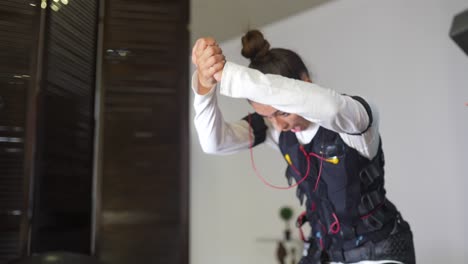 mujer trabajando con chaleco de ems