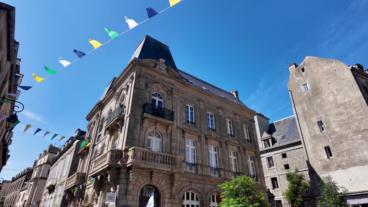 Esplorando i bastioni fortificati di Saint-Malo, dove l'architettura in pietra secolare e le mura difensive riflettono il ricco patrimonio marittimo della città