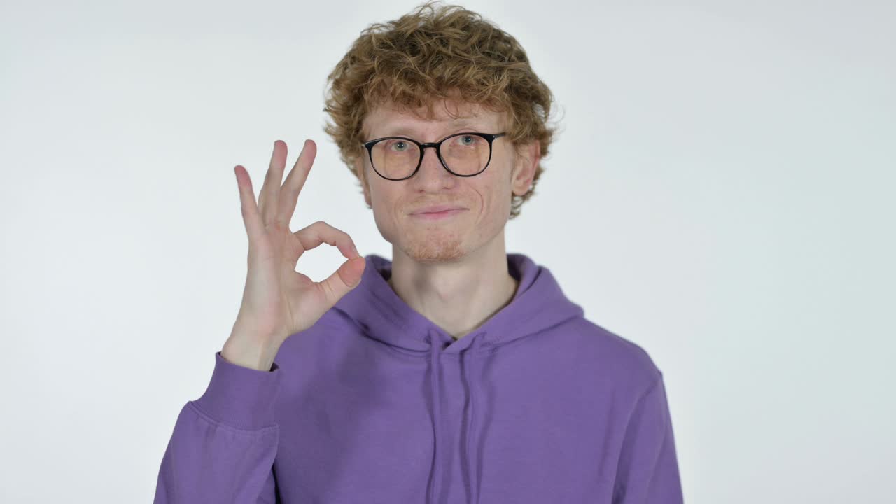 은 머리 젊은이, 색 배경