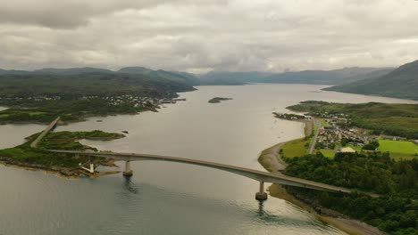 acercamiento a la isla de skye: el puente de skye que se extiende sobre el lago alsh desde las tierras altas escocesas, escocia, reino unido
