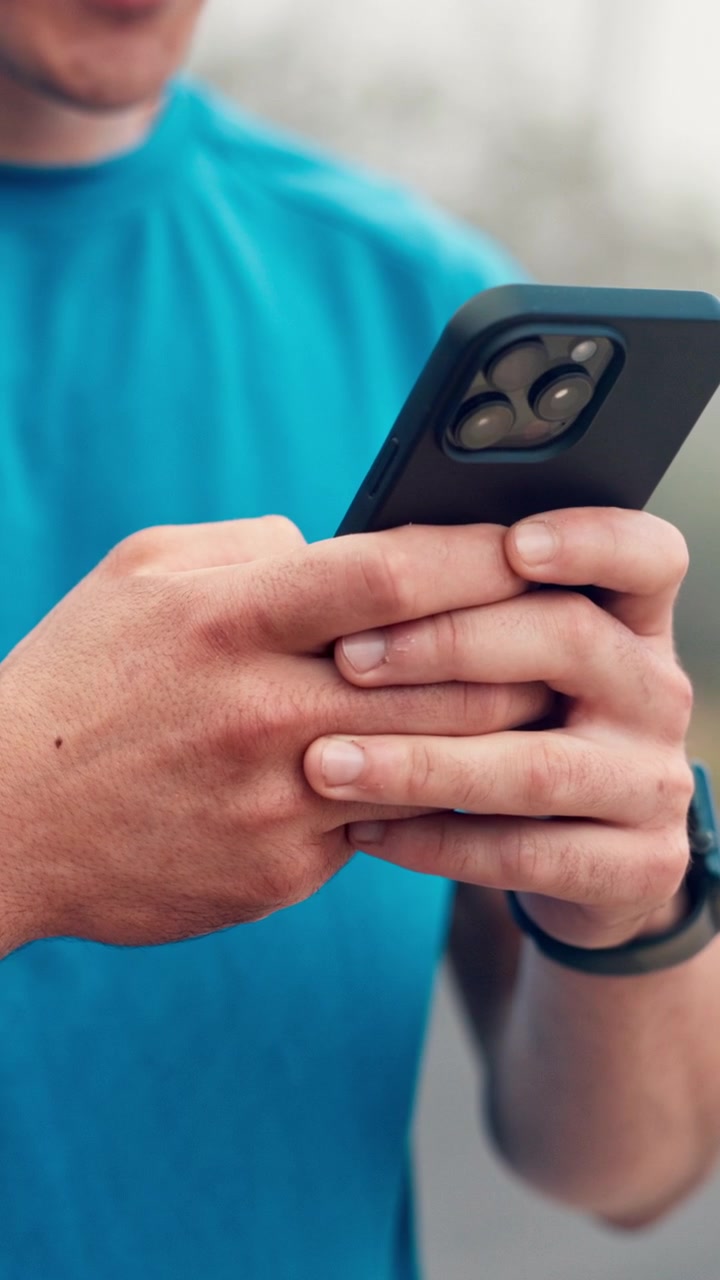 Primo piano di un uomo che usa uno smartphone