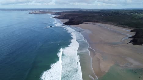 Drohne-Kreist-über-Der-Bucht-Von-La-Palue-In-Der-Bretagne-In-Frankreich,-Mit-Wellen