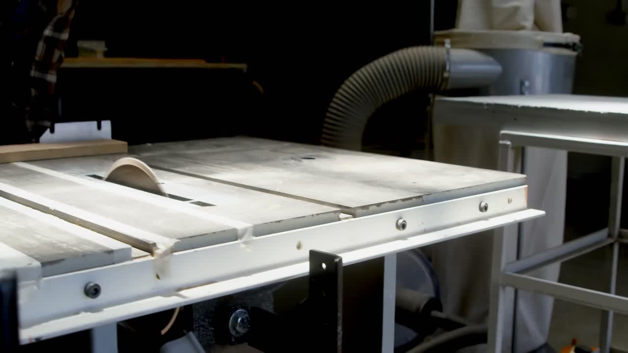 목공 이 목판 을 목판 기계 로 자르는 4k