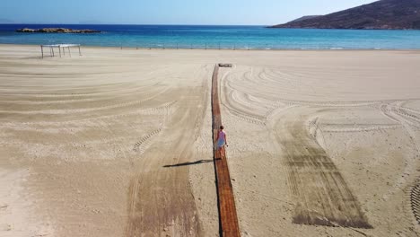 Schöne-Romantische-Frau,-Die-Im-Sommerurlaub-Auf-Einem-Holzweg-Zum-Strand-Geht