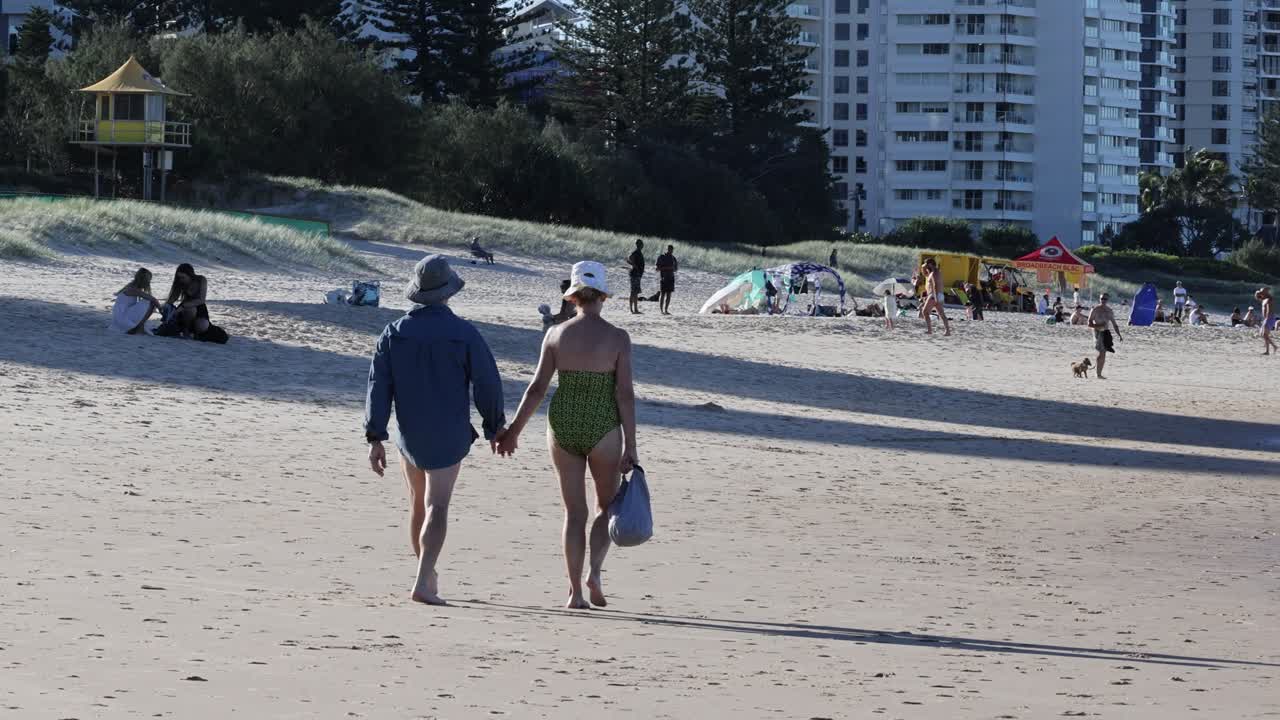 노인 부부가 함께 이 많은 해변 산책을 즐기고 있다