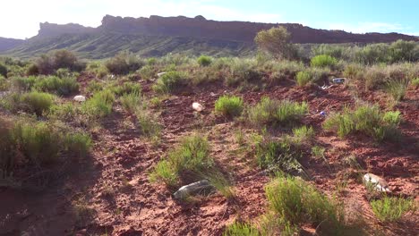 la basura y la basura ensucian el paisaje cerca del parque tribal navajo del valle del monumento