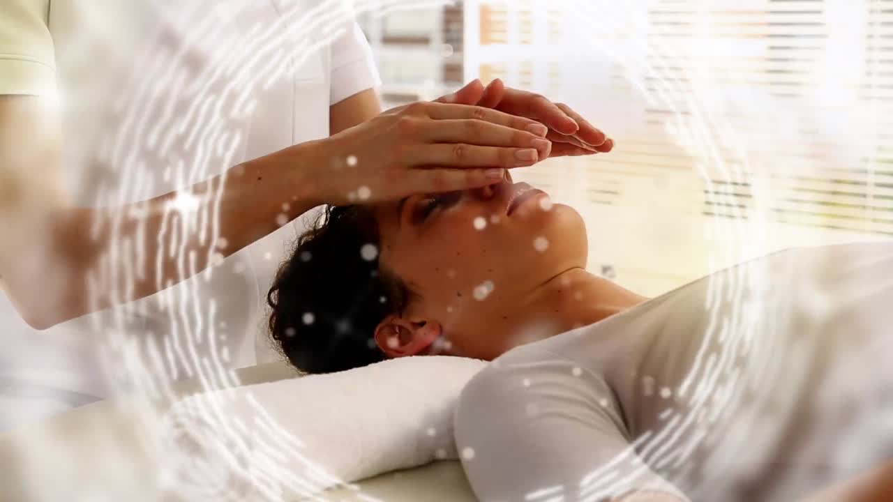 여성 고객에게 마사지를 하는 백인 남자의 손 위에 움직이는 원의 애니메이션