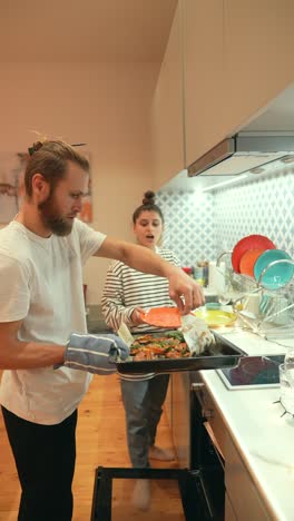 pareja cocinando juntos en la cocina