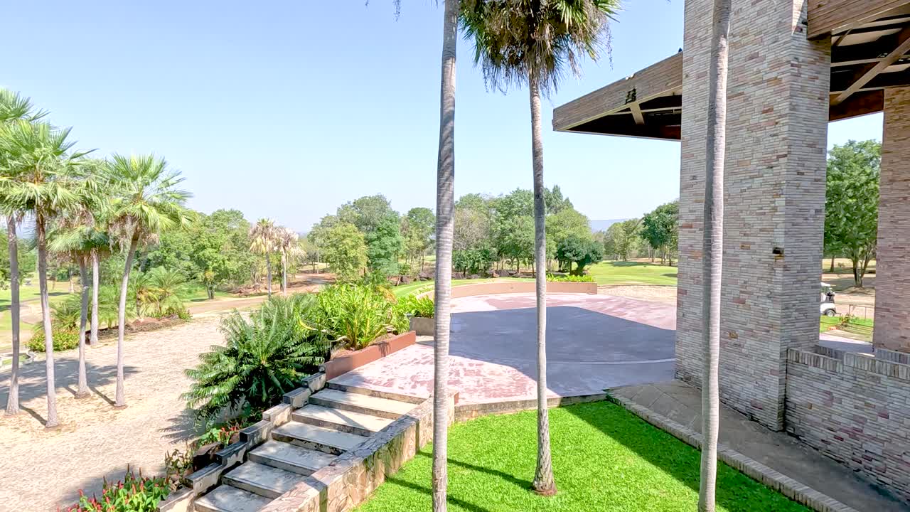 Palme e campo da golf sotto cieli sereni