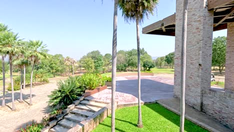 palmeras y campo de golf bajo un cielo despejado