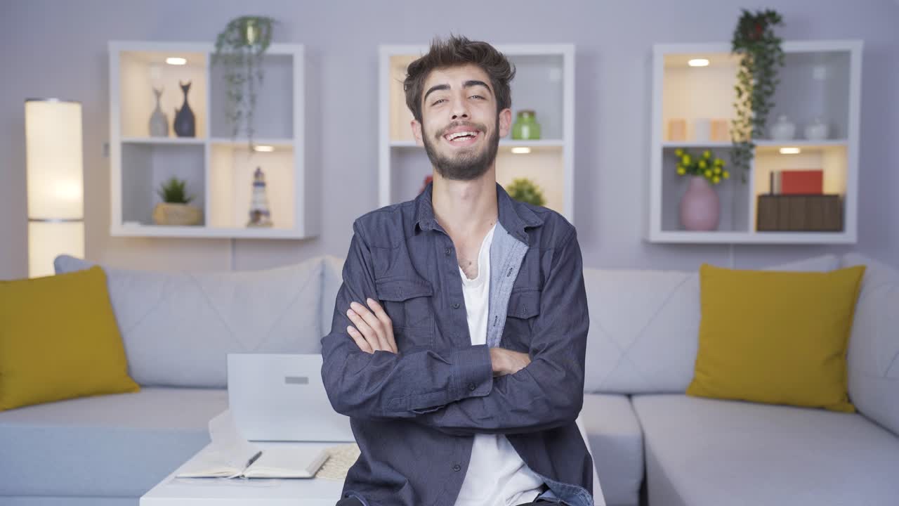 카메라를 보는 남자가 자신감을 나타 ⁇ 니다.