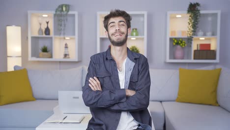 hombre mirando a la cámara haciendo una señal de confianza.