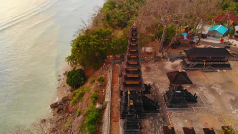 Fliegen-Am-Kleinen-Tempel-Auf-Der-Insel-Nusa-Penida-In-Indonesien,-Luftaufnahme