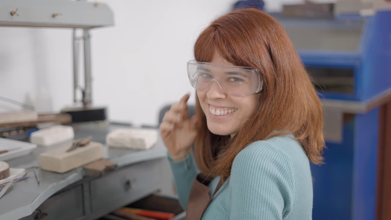 Gioielliera che indossa occhiali di sicurezza in laboratorio