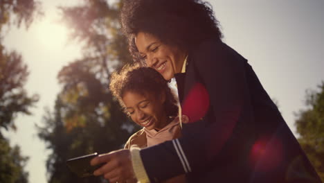 Madre-Sonriente-Haciendo-Selfie-Con-Un-Niño-Alegre.-Momentos-Alegres-Juntos-Parque.