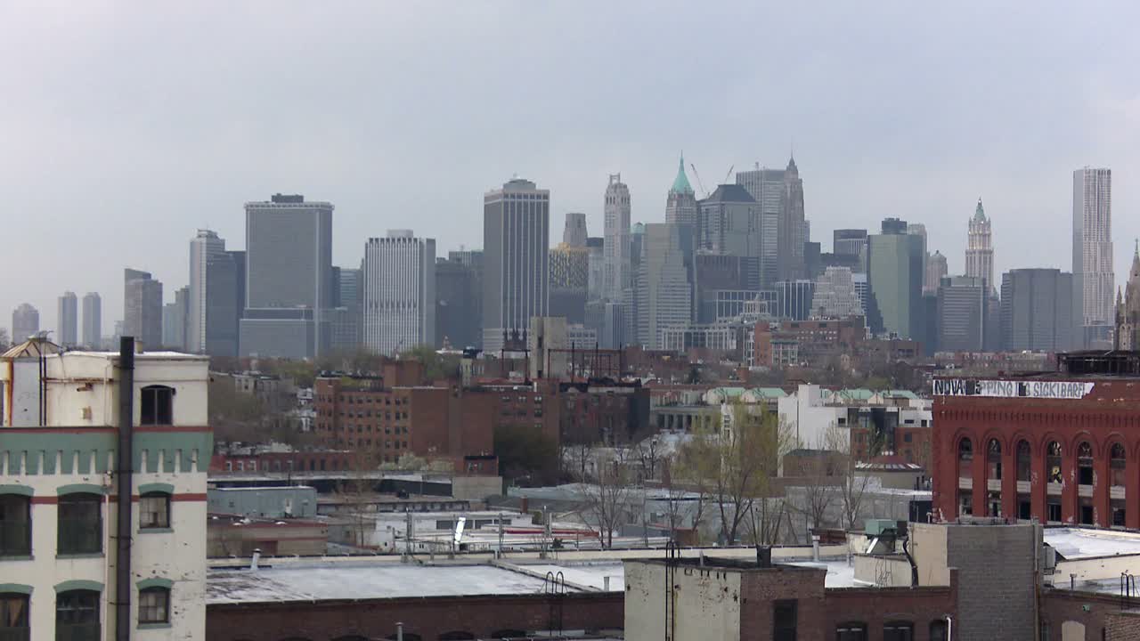 recorre el horizonte de la ciudad de nueva york visto desde una azotea en brooklyn