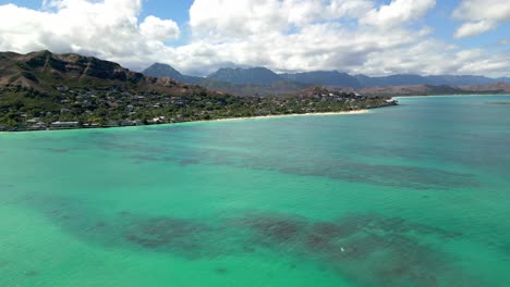 pintoresco paisaje costero en la isla de oahu, hawai - toma aérea de un dron