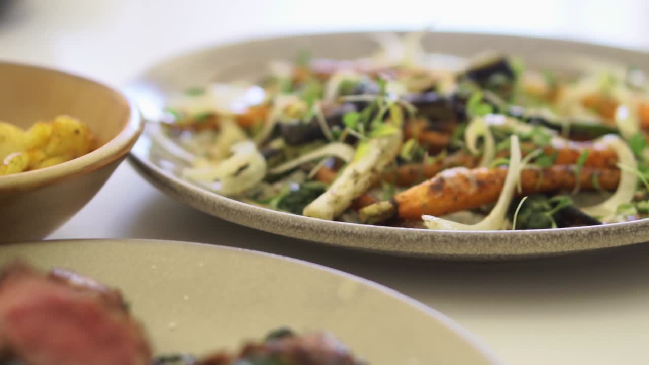 tres platos de comida fina listos para comer
