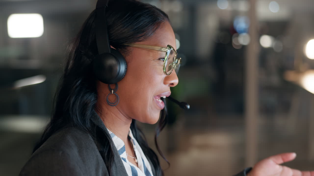 Volto di operatore di call center, notte e donna felice