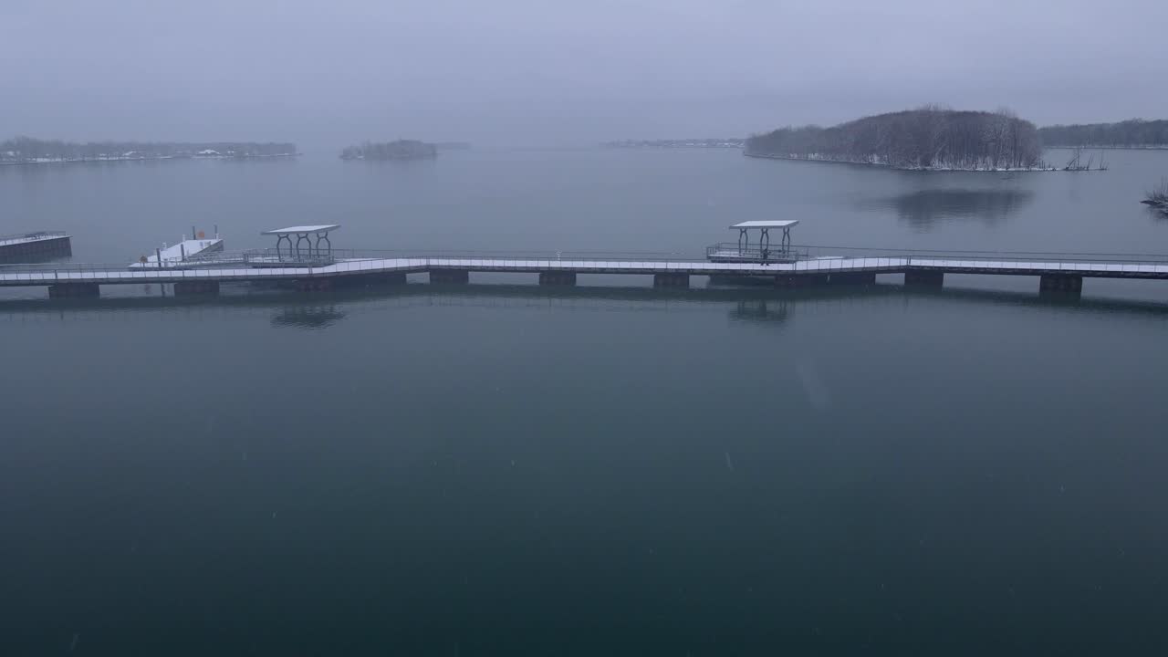 디트로이트 강 국제 야생 동물 피난처 디트로이트 강에 있는 눈 덮힌 부두, 공중 드론 전망
