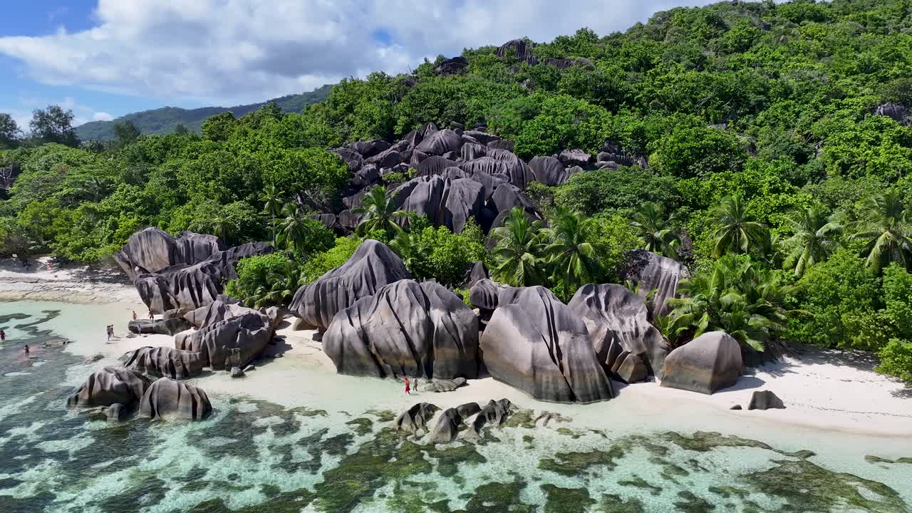 kayak transparente en la isla de la digue en victoria seychelles