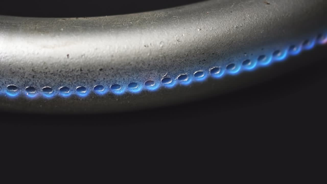 오븐에서 가스 버너를 불태우는 - 천천히 사라지는 불꽃과 함께 검은 바탕에 클로즈업 4k 매크로 raw 비디오