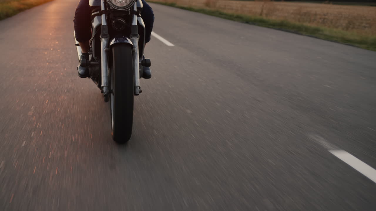 un motociclista monta una motocicleta antes del atardecer 4
