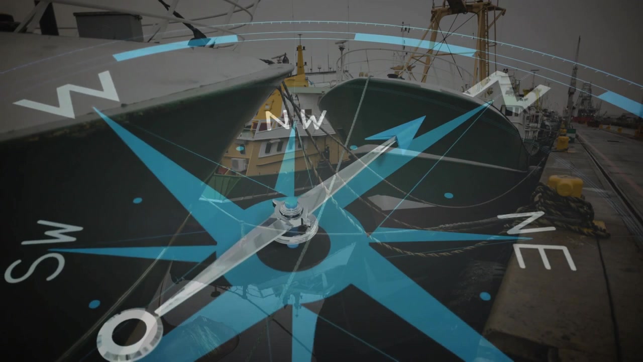 Animación de una brújula con la flecha apuntando al norte sobre barcos en el puerto