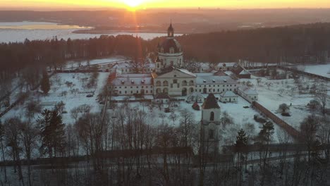 Luftaufnahme-Des-Klosters-Pažaislis-In-Einem-Wintersonnenuntergang