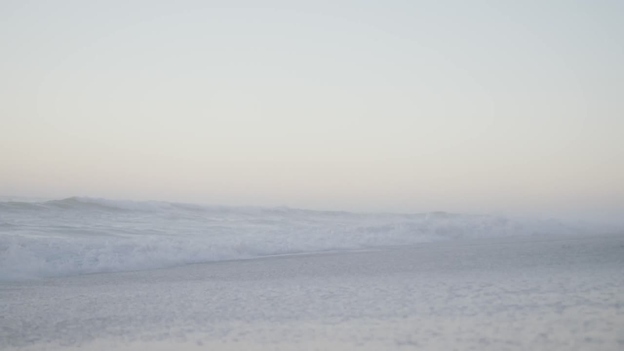 cielo azul y mar con olas en una playa soleada vacía