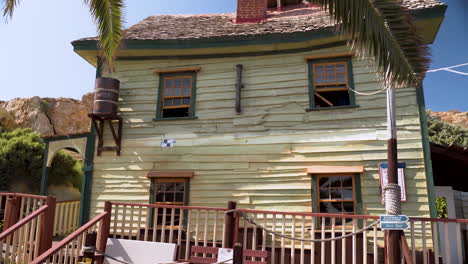 Buntes-Heruntergekommenes-Altes-Holzhaus-Mit-Terrasse-In-Den-Tropen,-Malta