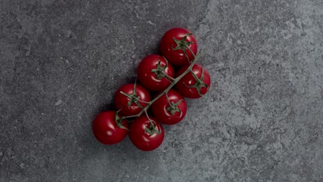 verduras y frutas frescas sobre el fondo negro
