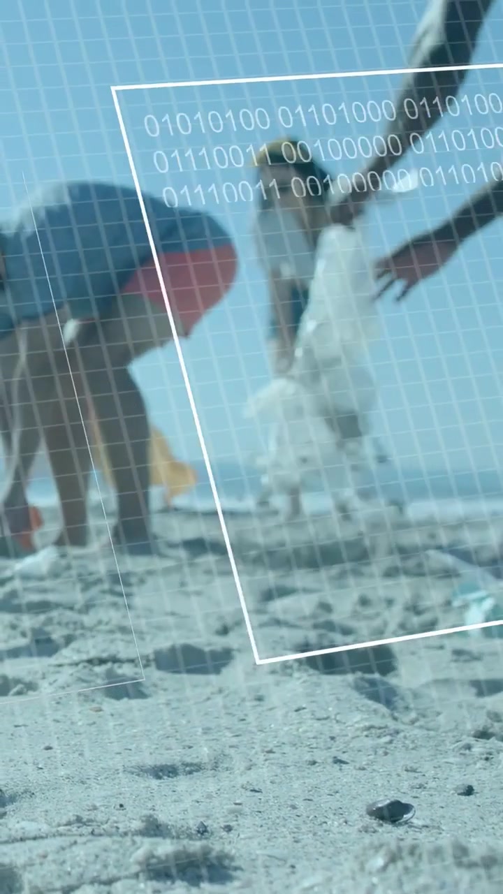 Video verticale: Squadra ecologica che raccoglie rifiuti all'arrivo dei sacchi, con un HUD (Head-Up Display) che inquadra la sabbia pulita per la pulizia della spiaggia.