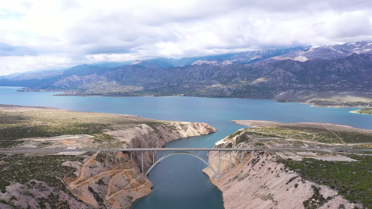 puente de carretera en maslenica, croacia, paisaje dálmata durante el día - disparo aéreo de drones